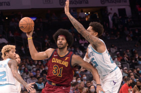 Cavaliers hold off Hornets' late charge